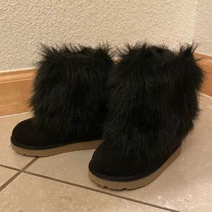 💕 Fuzzy Girl’s Boots // SIZE 6